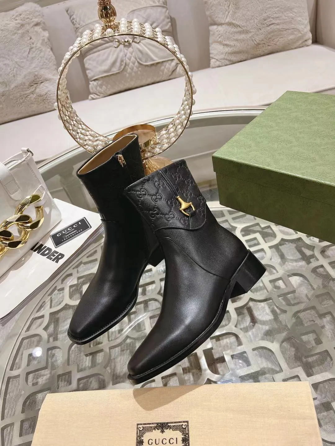 👟👟Ex-factory price 600👟👟 Gucci's latest popular half-horsebit detail boots for autumn and winter, European and American punk style riding boots, horsebit detail boots, the same style as the big-name street style darlings of European and American stars. Upper: Calfskin imported from Italy Size: 35-42#